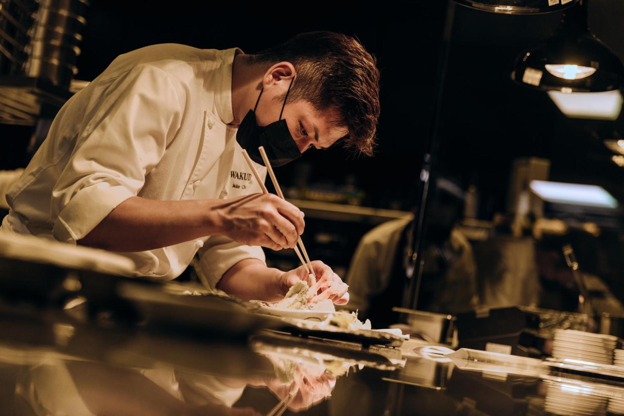 Marina Bay Sands Singapore Buitenkant foto Chef preparing a dish at the restaurant