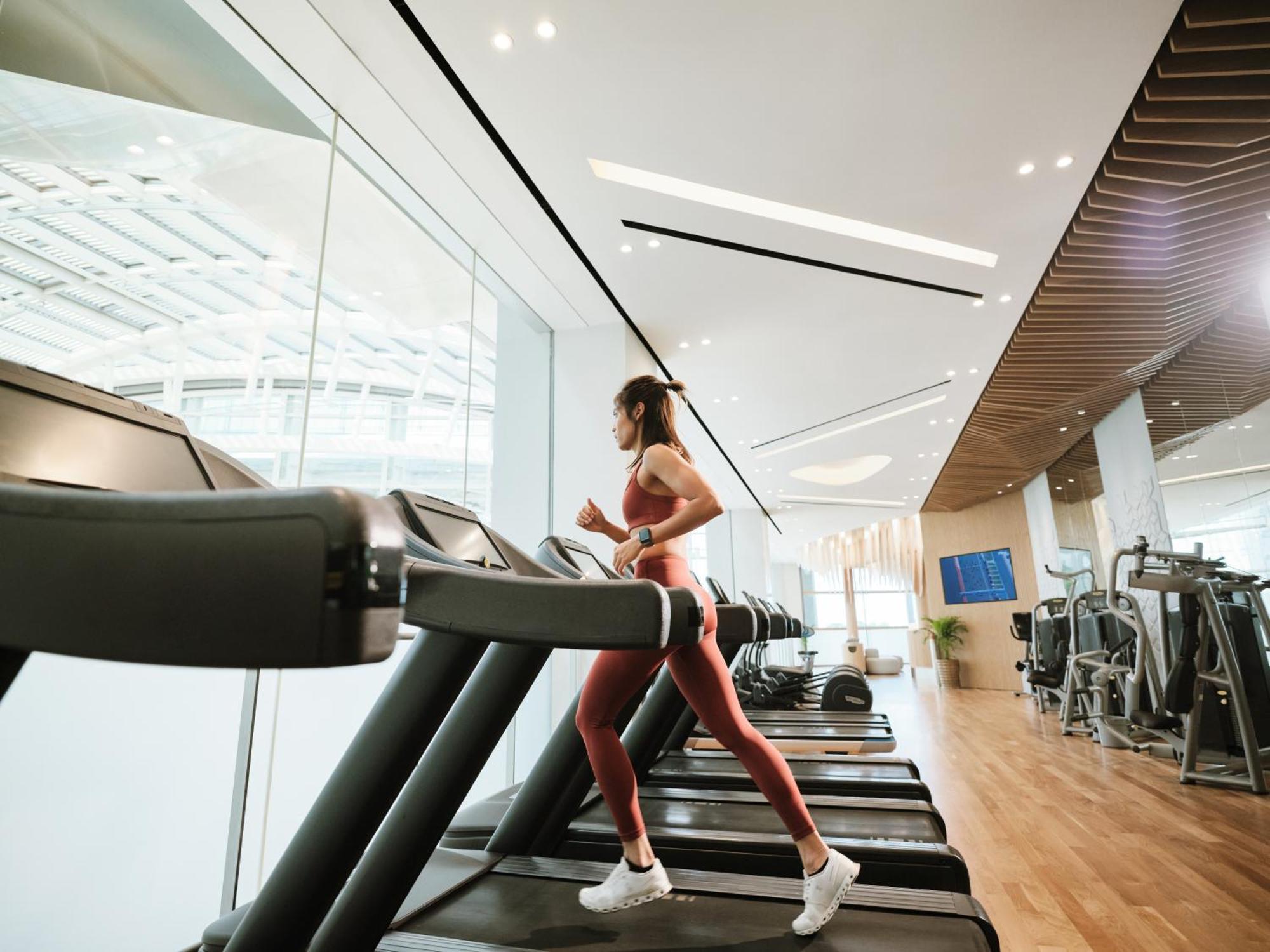 Marina Bay Sands Singapore Buitenkant foto A woman exercising on a treadmill